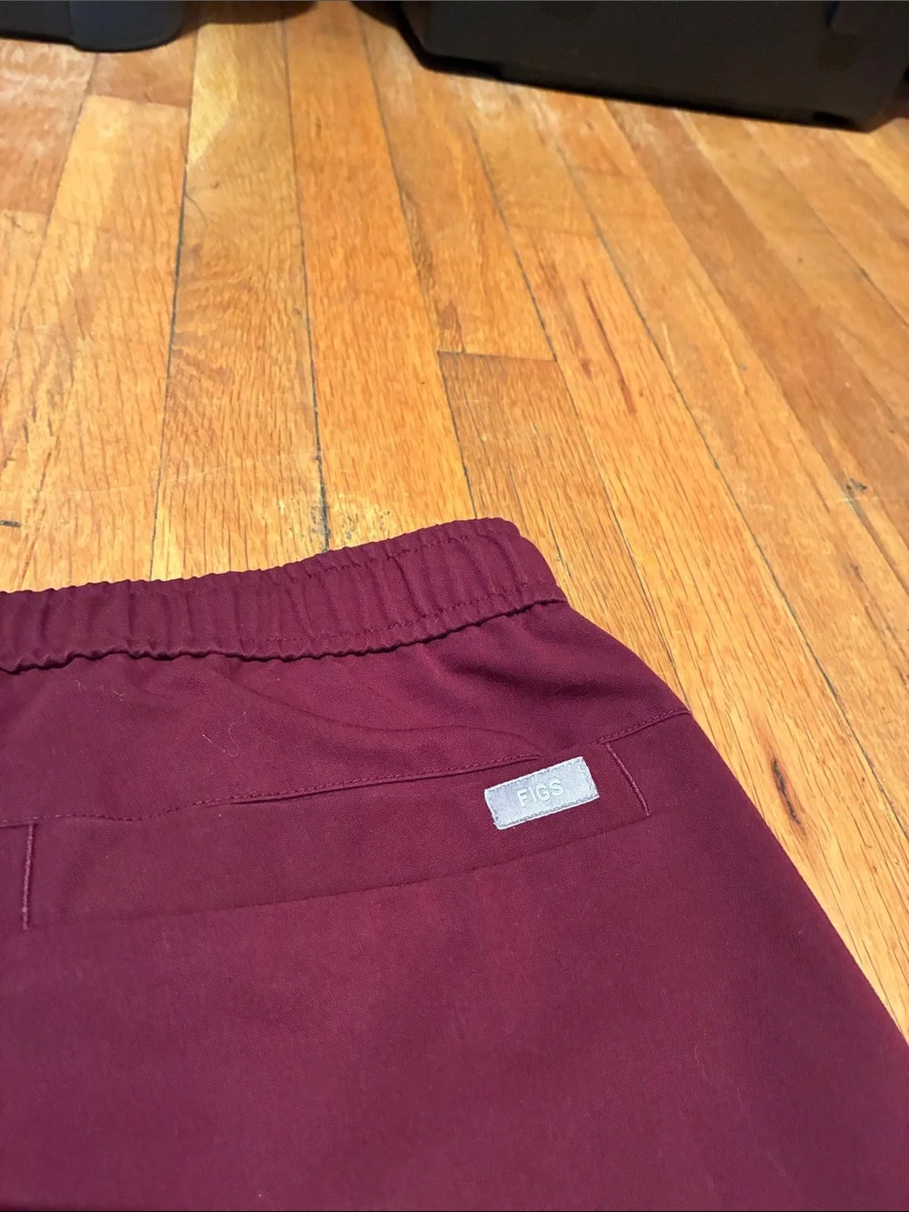 Figs Tansen Jogger Scrub Pants in Burgundy, Men’s size Large